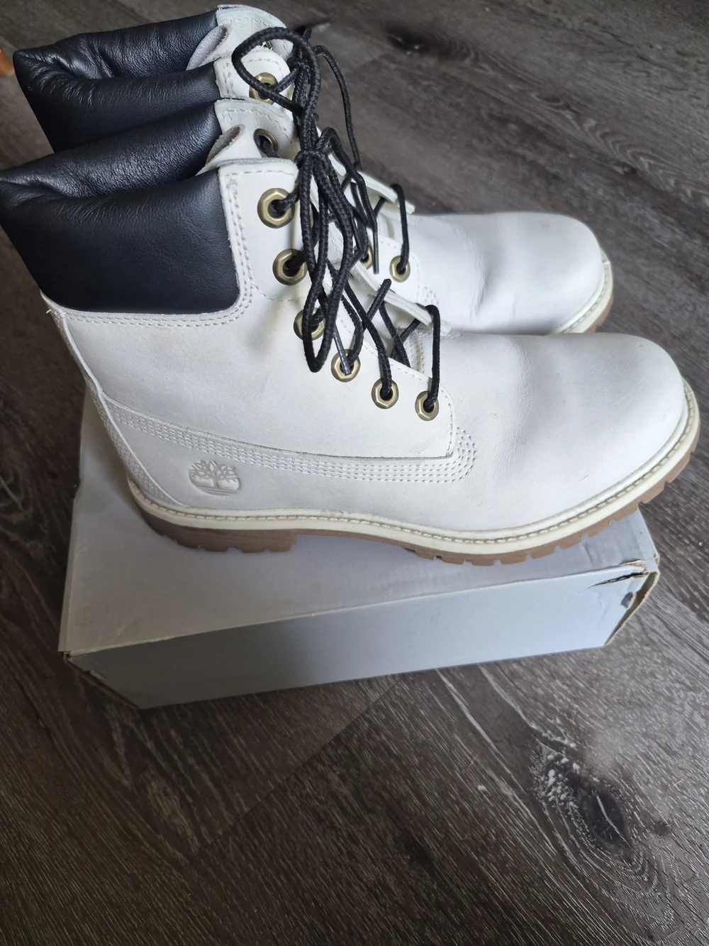 Timberland Women's Cream Leather Lace-Up Boots with Black Collar